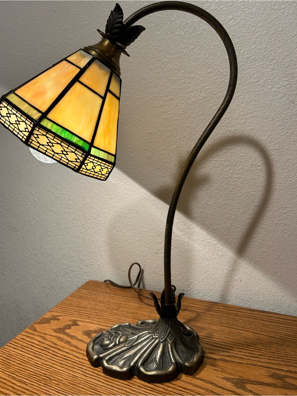 Tiffany-Style Stained Glass Table Lamp -Cream & Green Shade